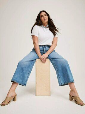 Torrid Bombshell Wide Leg Super Soft Ankle Crop Jeans Size 14